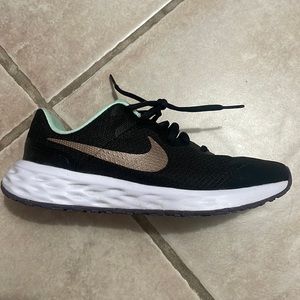 Nike Women’s running shoes. Slightly used. 6Y or women’s 7.5/8